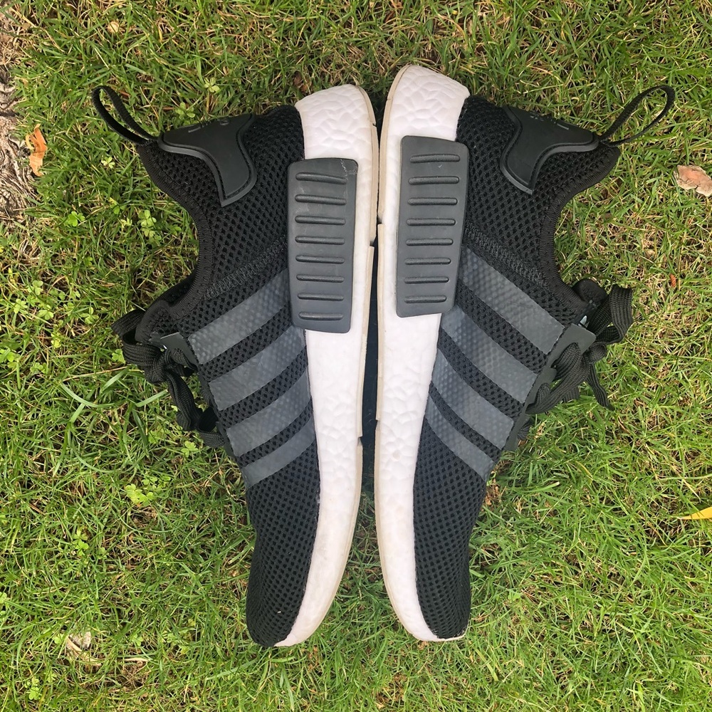 Mens black adidas boost running shoes - Picture 2 of 8